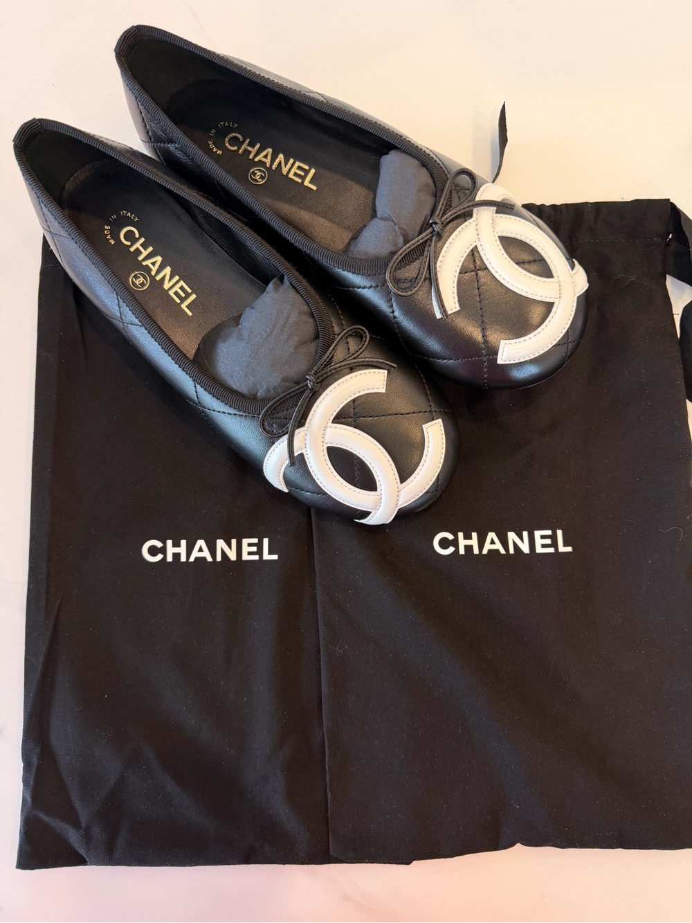 CHANEL Black Leather Ballet Flats with White CC Appliqué - Picture 2 of 9